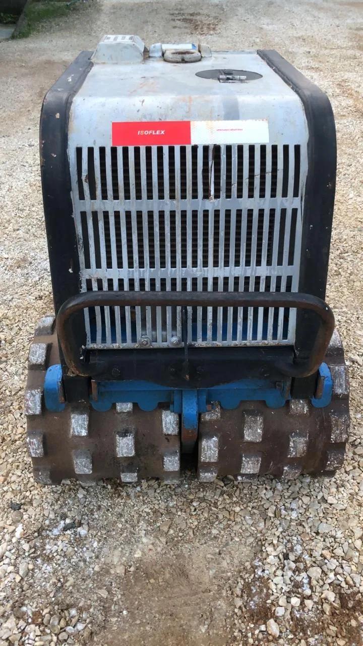 ROLO COMPACTADOR PÉ DE CARNEIRO TRC86 frente