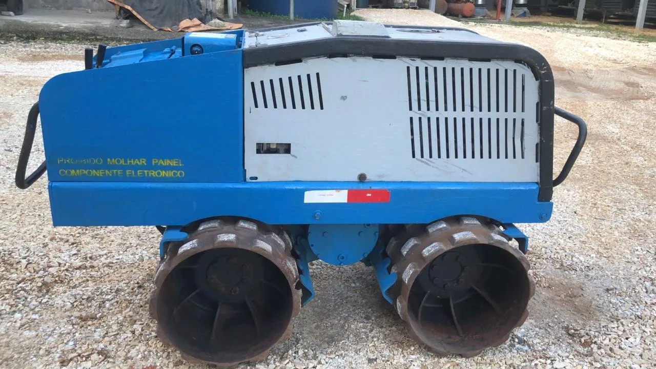 ROLO COMPACTADOR PÉ DE CARNEIRO TRC86 lado 1