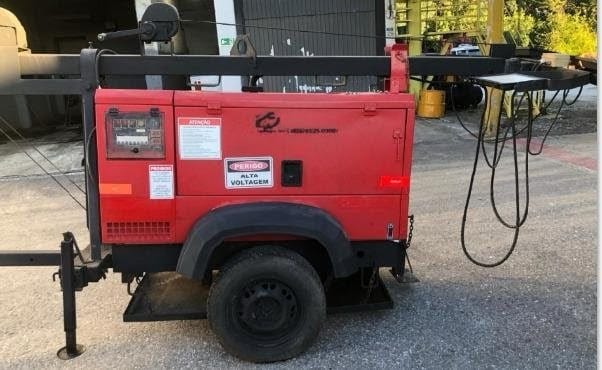 Demonstrar o equipamento TORRE DE ILUMINAÇÃO TOYAMA MOD ML G4004-T9 DIESEL
